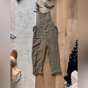 Lightly worn army green linen aerie jumpsuit size small.